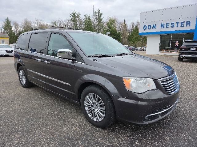 Used 2016 Chrysler Town & Country Touring-L FWD image 1