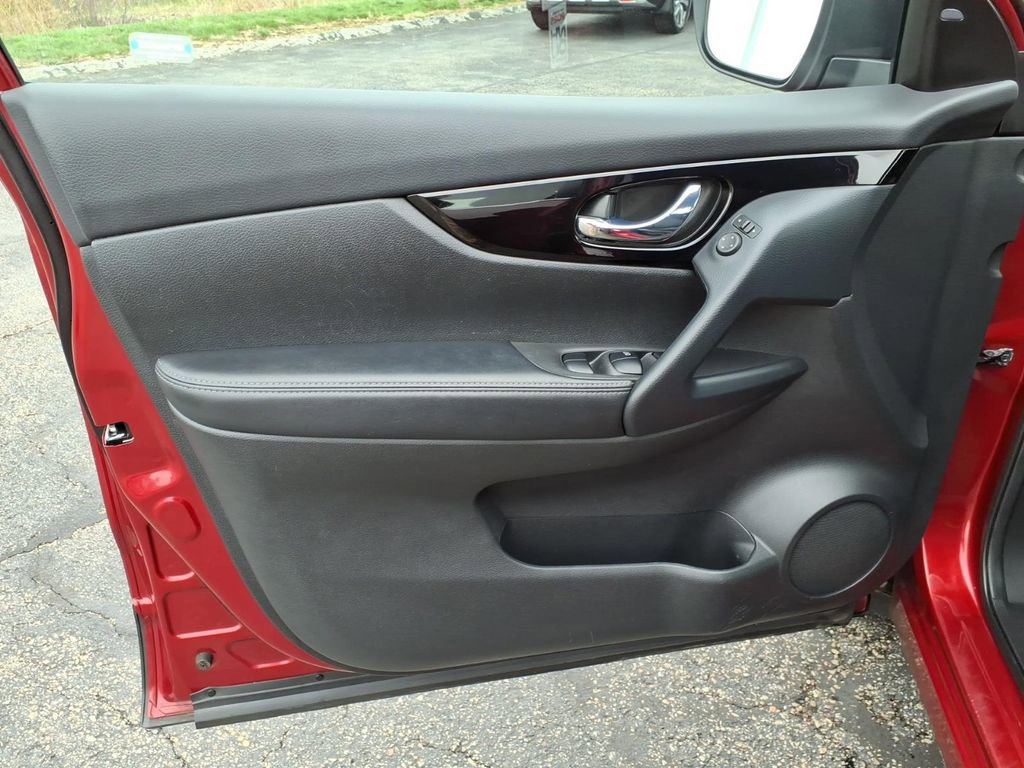 Used 2021 Nissan Rogue Sport SV AWD/4WD image 14