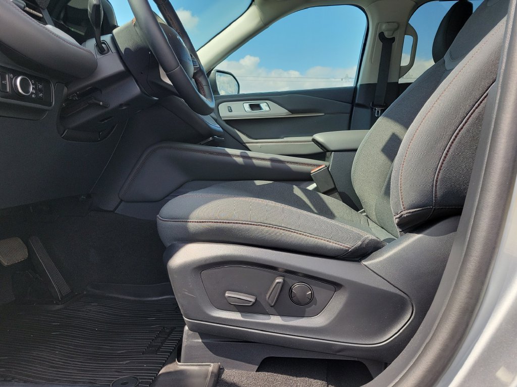 Certified 2025 Ford Explorer Active RWD image 20