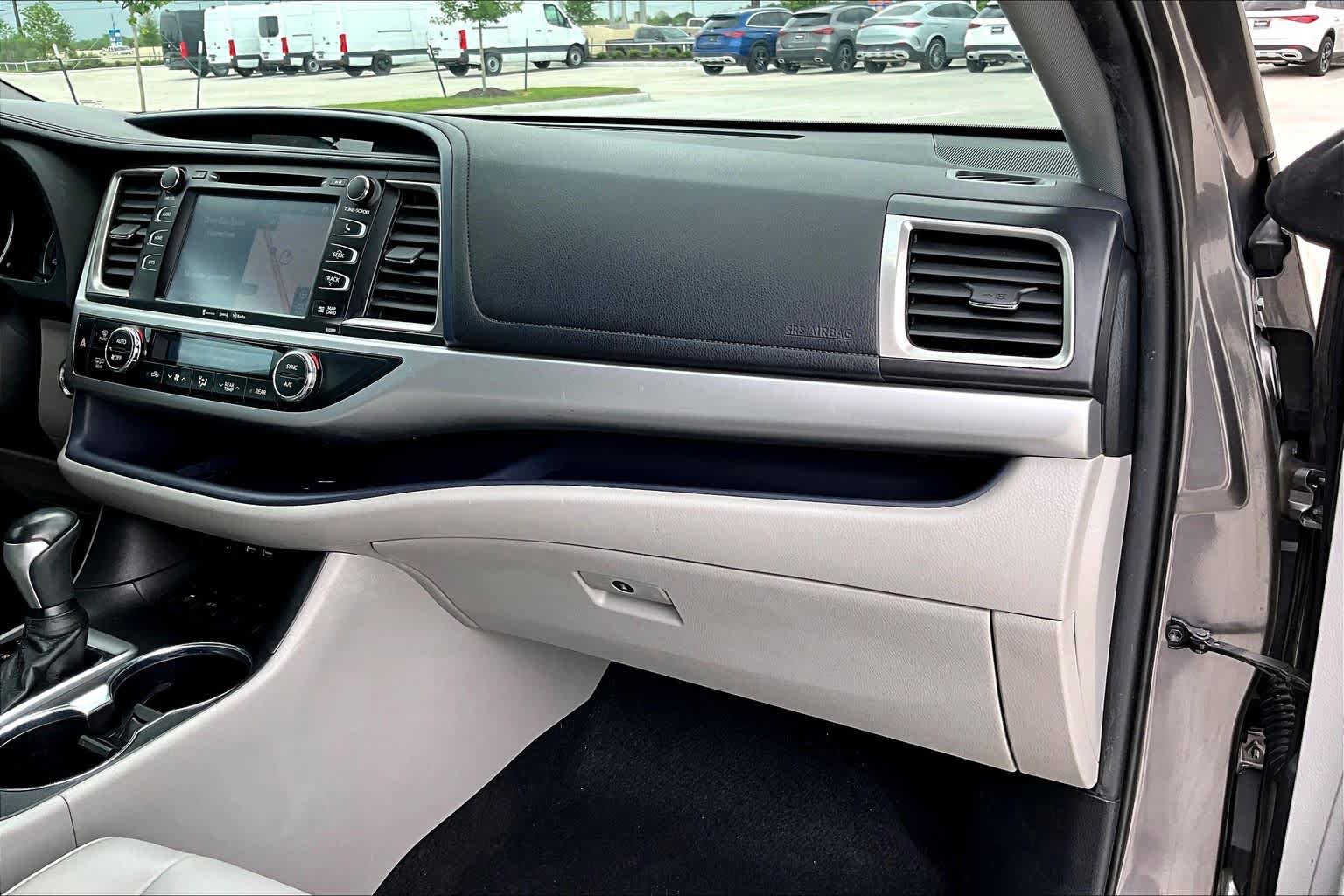 Used 2019 Toyota Highlander XLE image 17