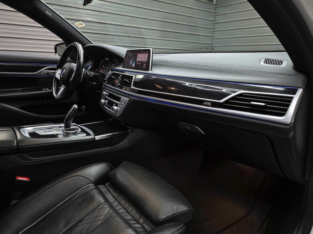 Used 2021 BMW 750i xDrive w/ M Sport Package AWD/4WD image 12