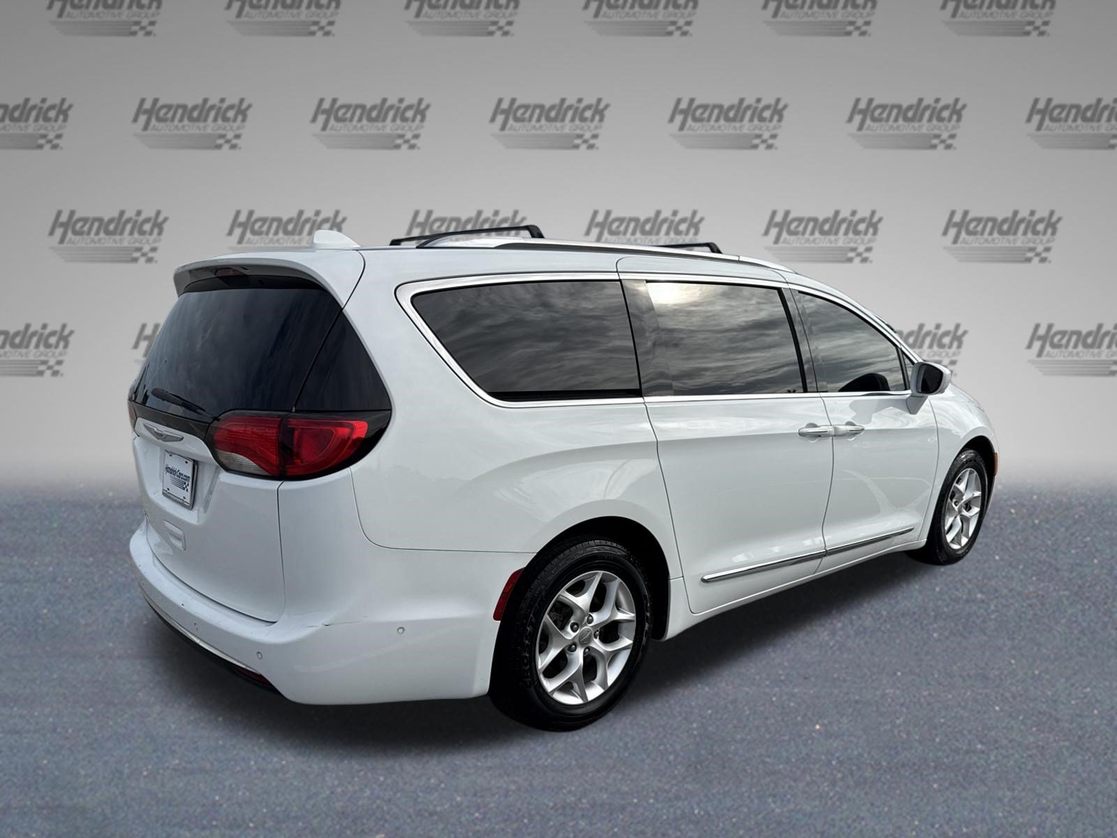 Used 2020 Chrysler Pacifica Touring-L Plus w/ Tire & Wheel Group FWD image 9