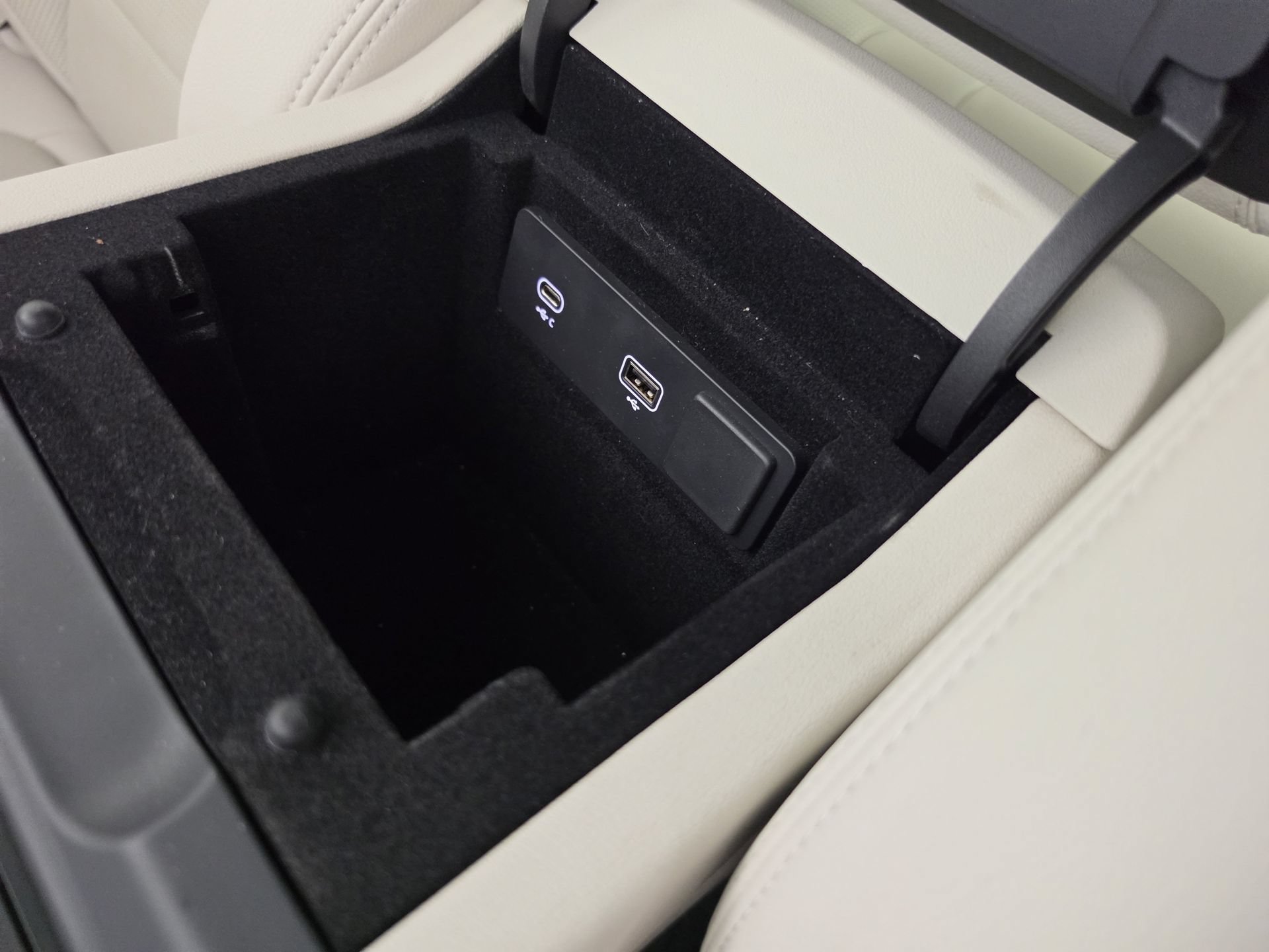 Used 2024 Jaguar XF R-Dynamic SE AWD/4WD image 35