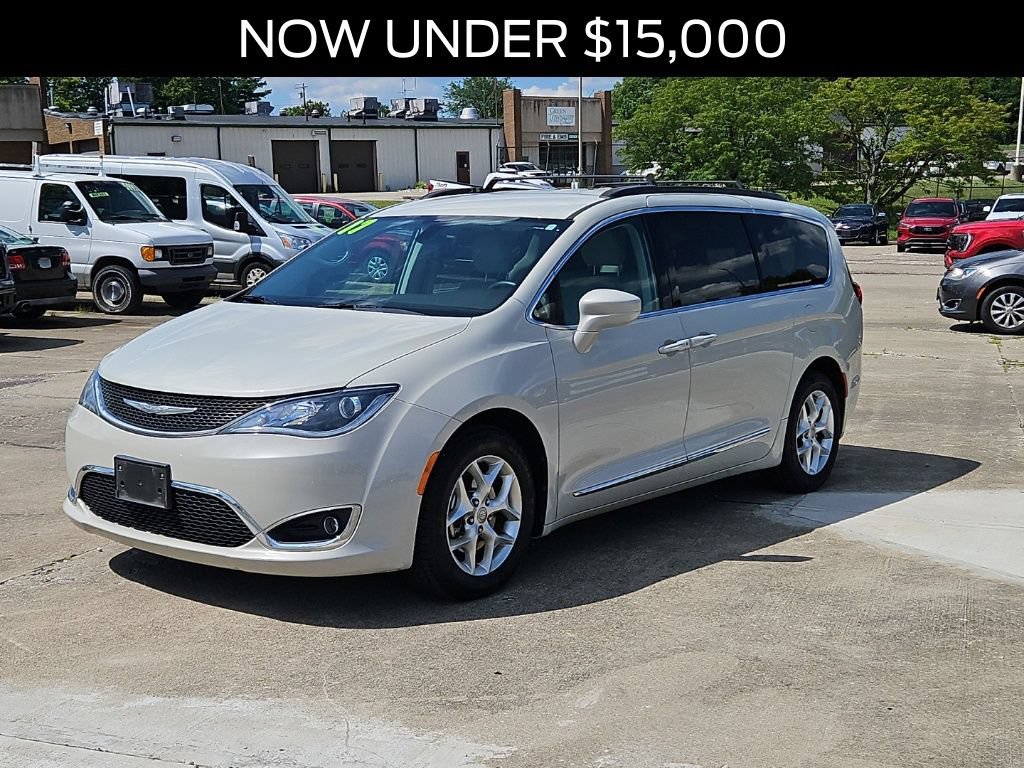 Used 2017 Chrysler Pacifica Touring-L w/ Tire & Wheel Group FWD image 3