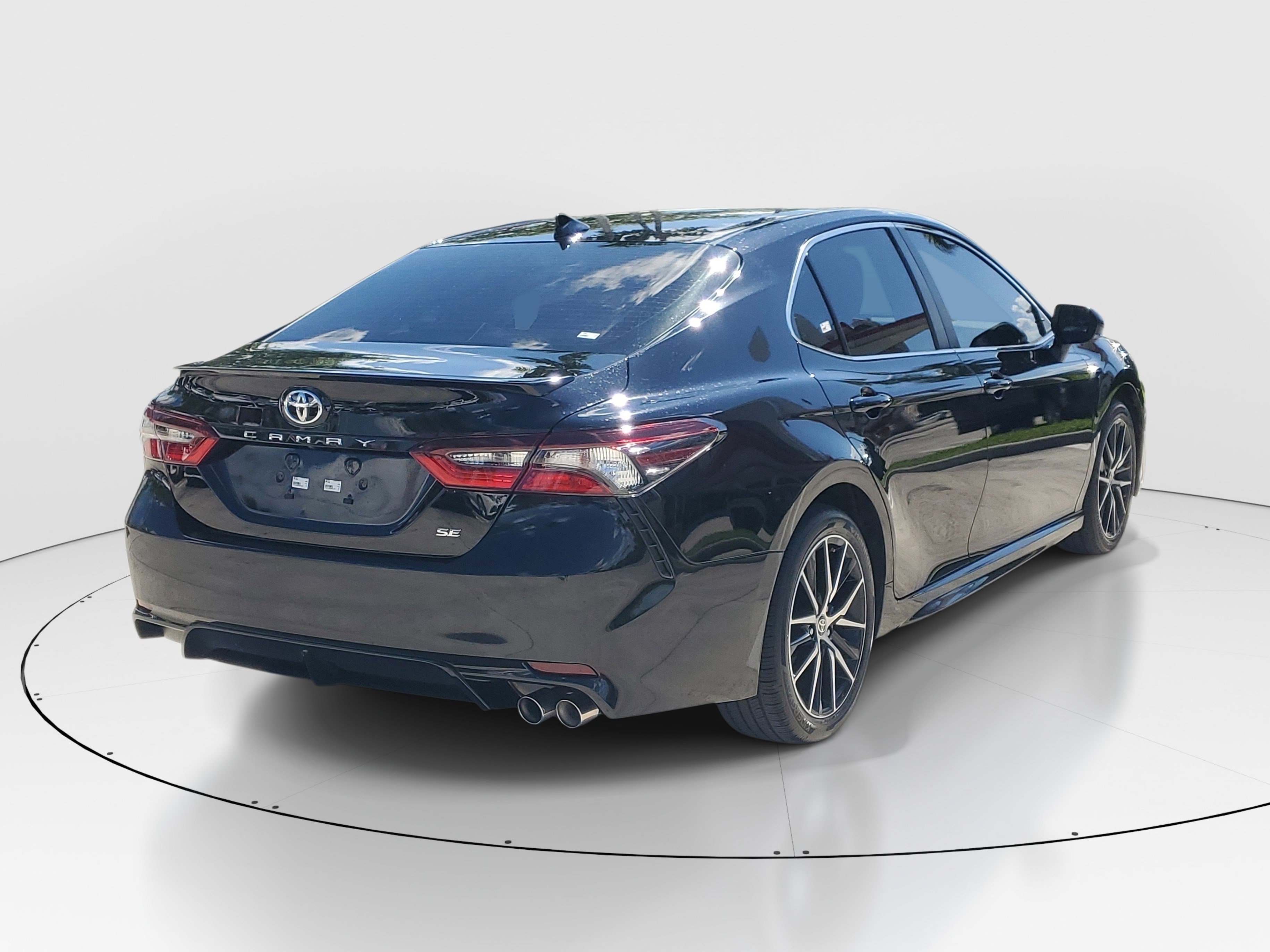 Used 2024 Toyota Camry SE image 3