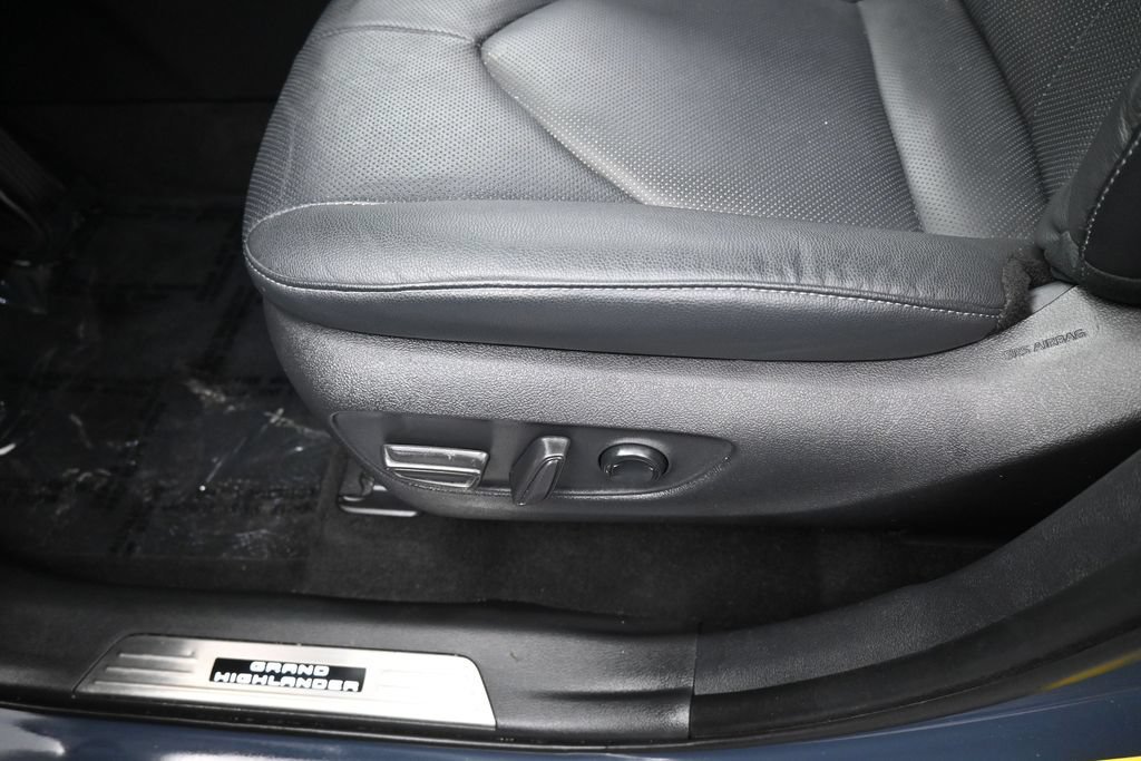 Used 2025 Toyota Grand Highlander FWD image 18