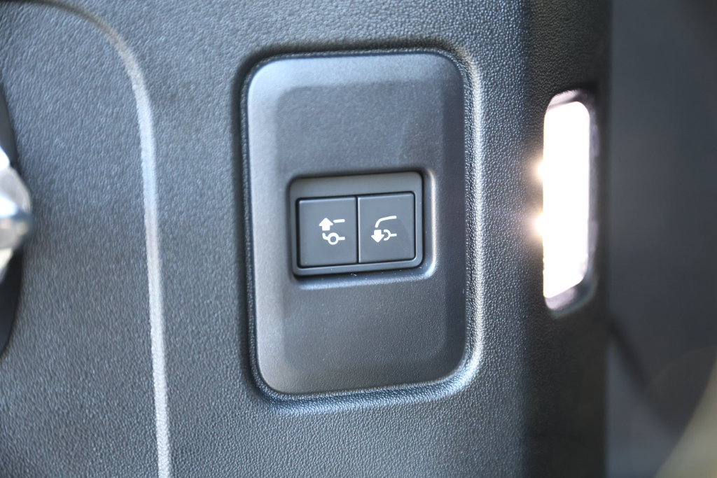 New 2026 Land Rover Defender 110 X-Dynamic SE AWD/4WD image 9
