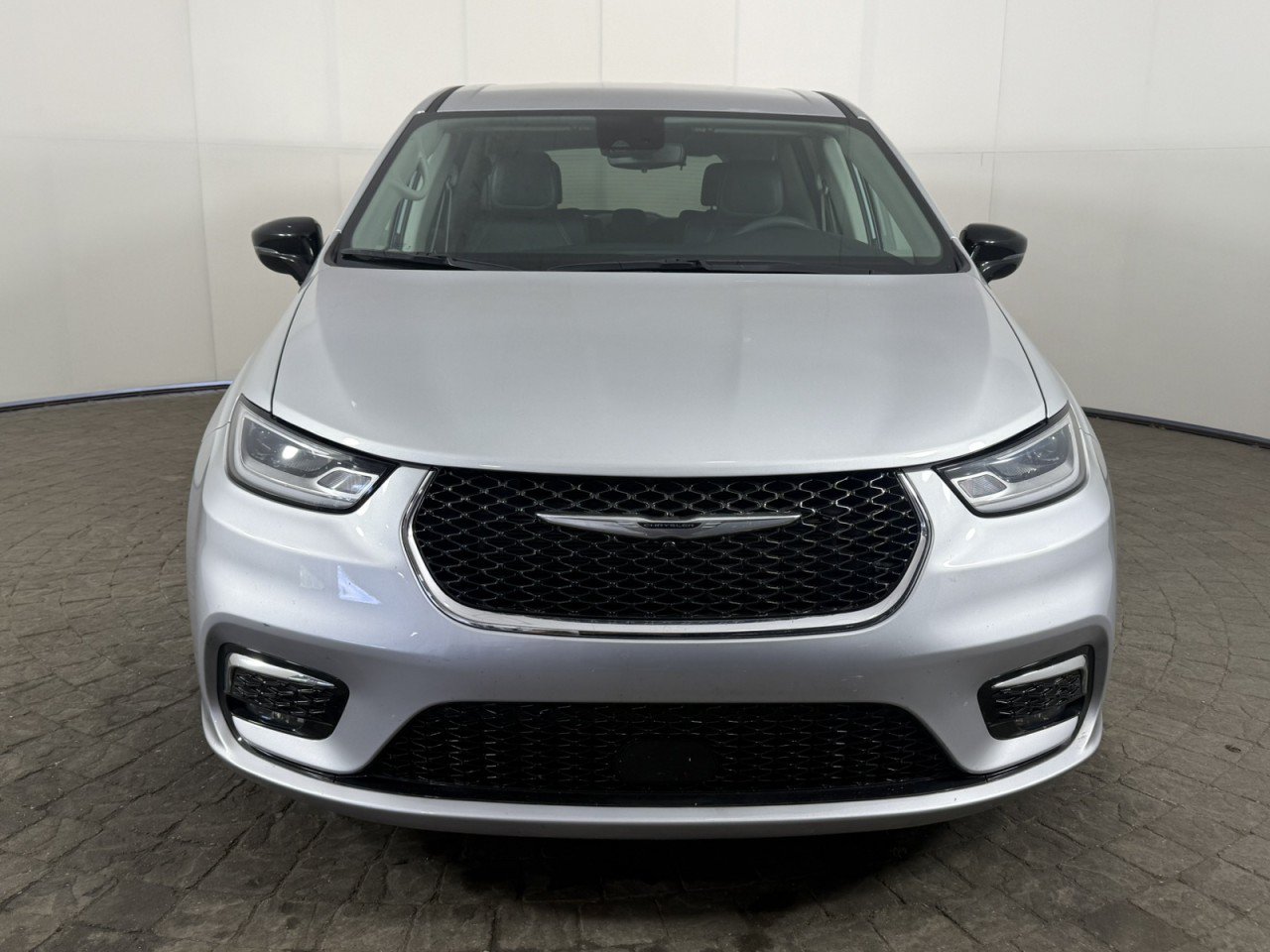 Used 2024 Chrysler Pacifica Touring-L FWD image 2