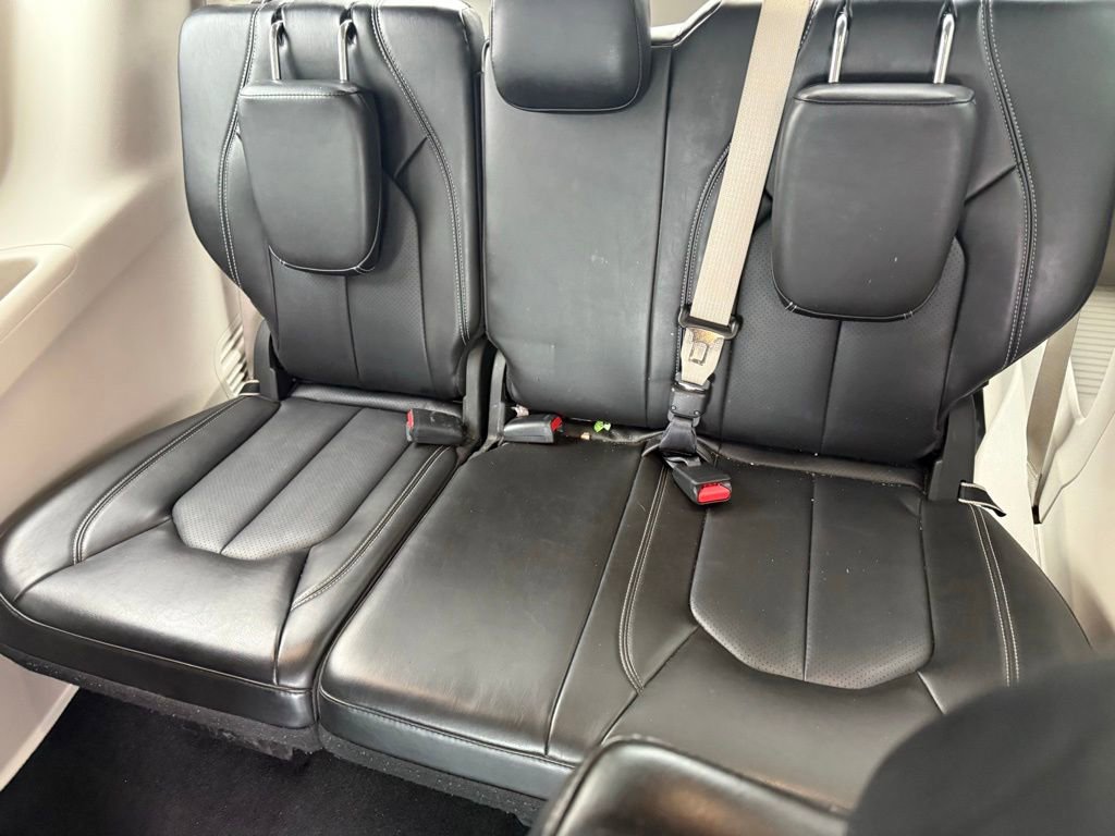 Used 2024 Chrysler Pacifica Touring-L image 14
