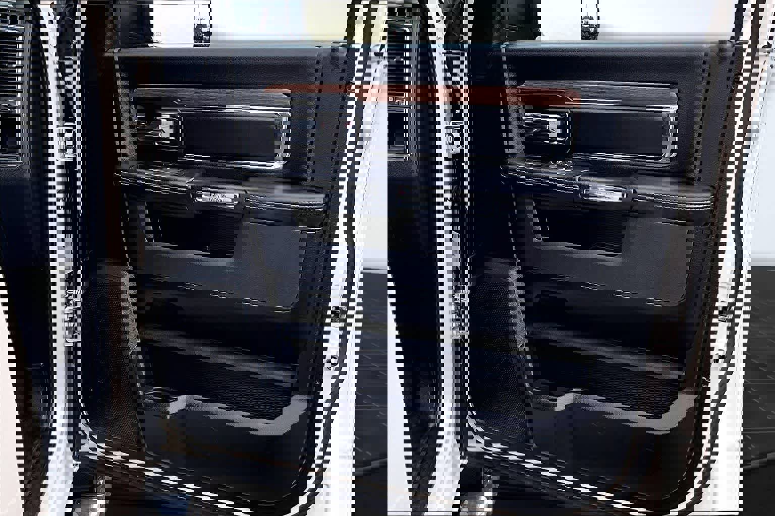 Used 2016 RAM 1500 Laramie image 29