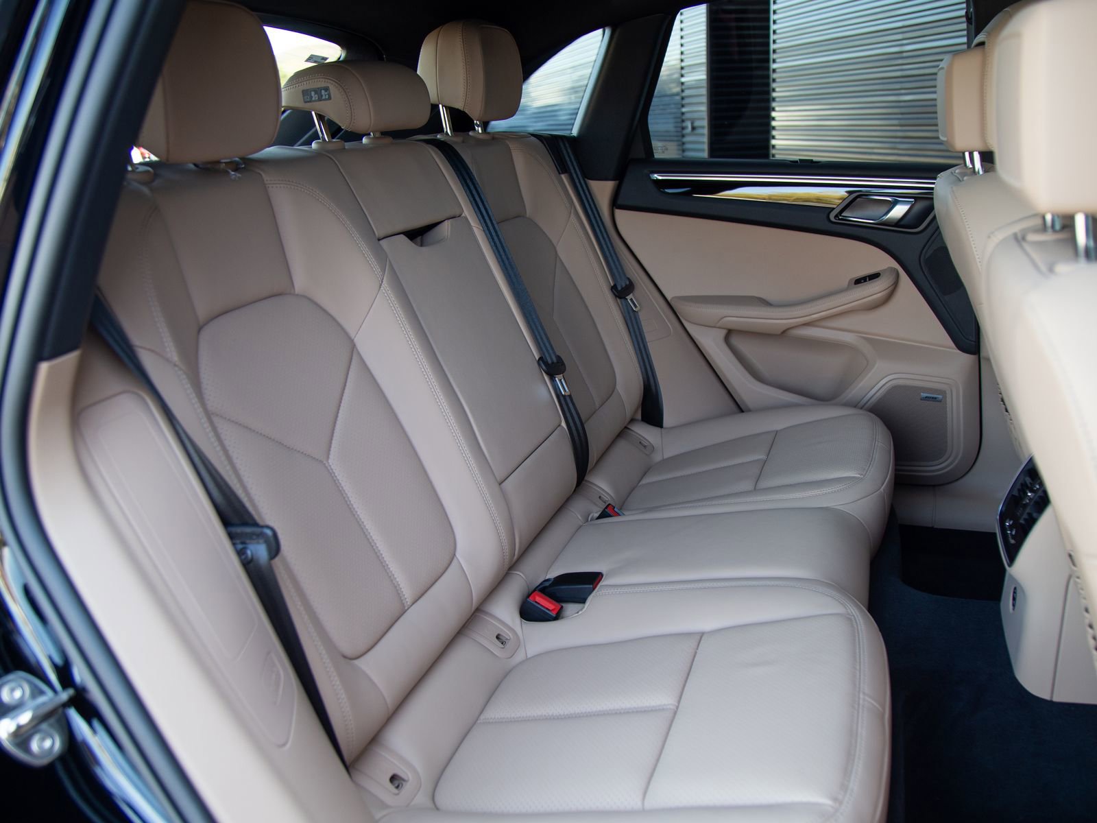 Certified 2025 Porsche Macan AWD/4WD image 25