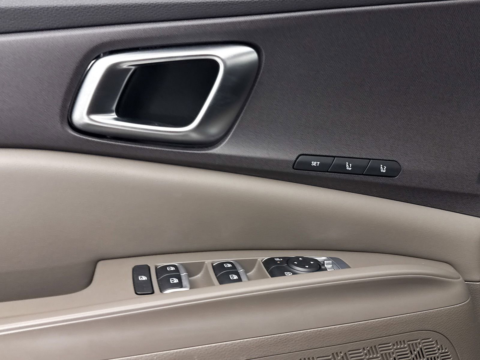 Used 2025 Kia Carnival EX image 29