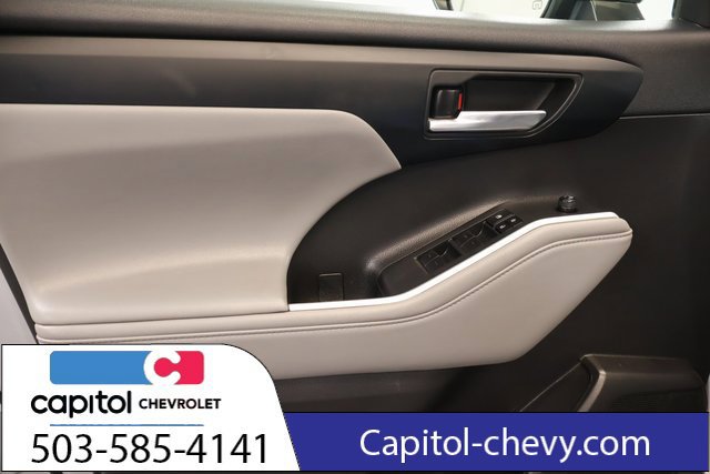 Used 2022 Toyota Highlander XLE AWD/4WD image 10