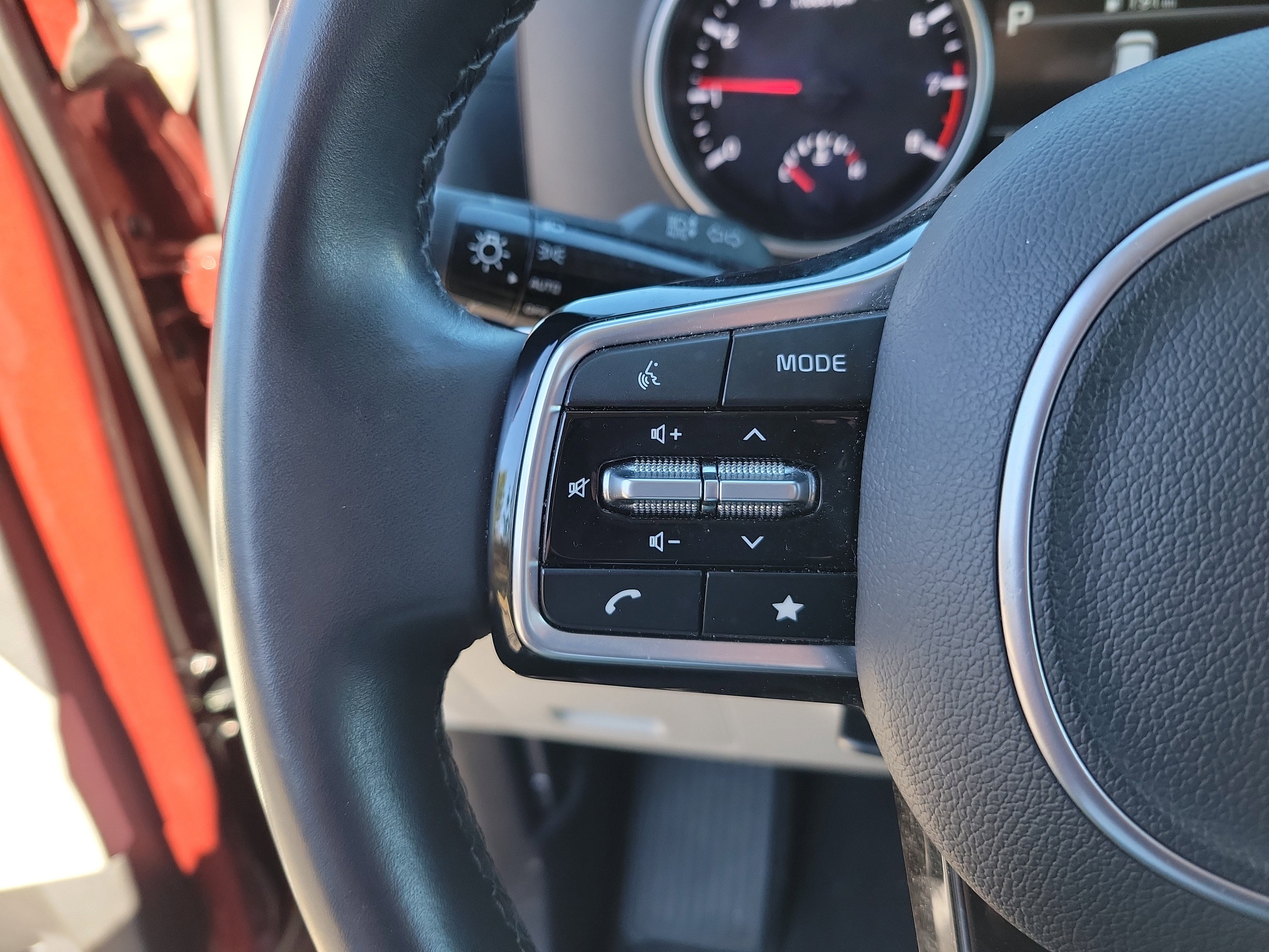 Used 2023 Kia Carnival LX image 16