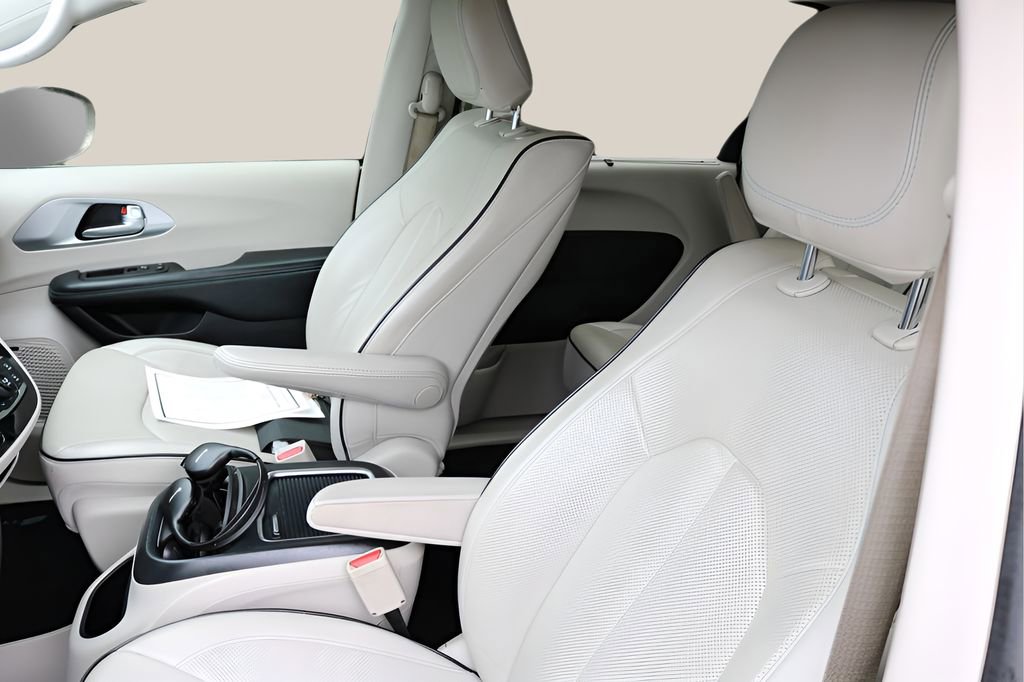 Used 2018 Chrysler Pacifica Limited w/ Advanced Safetytec Group FWD image 12