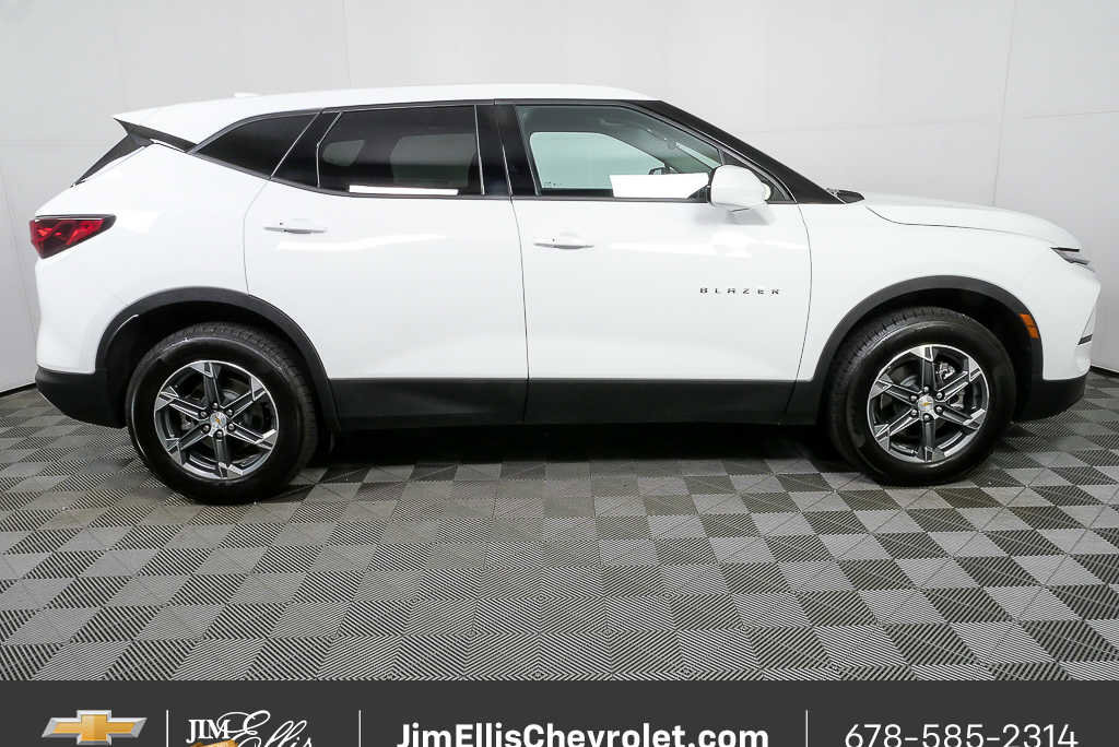 Certified 2025 Chevrolet Blazer LT image 2
