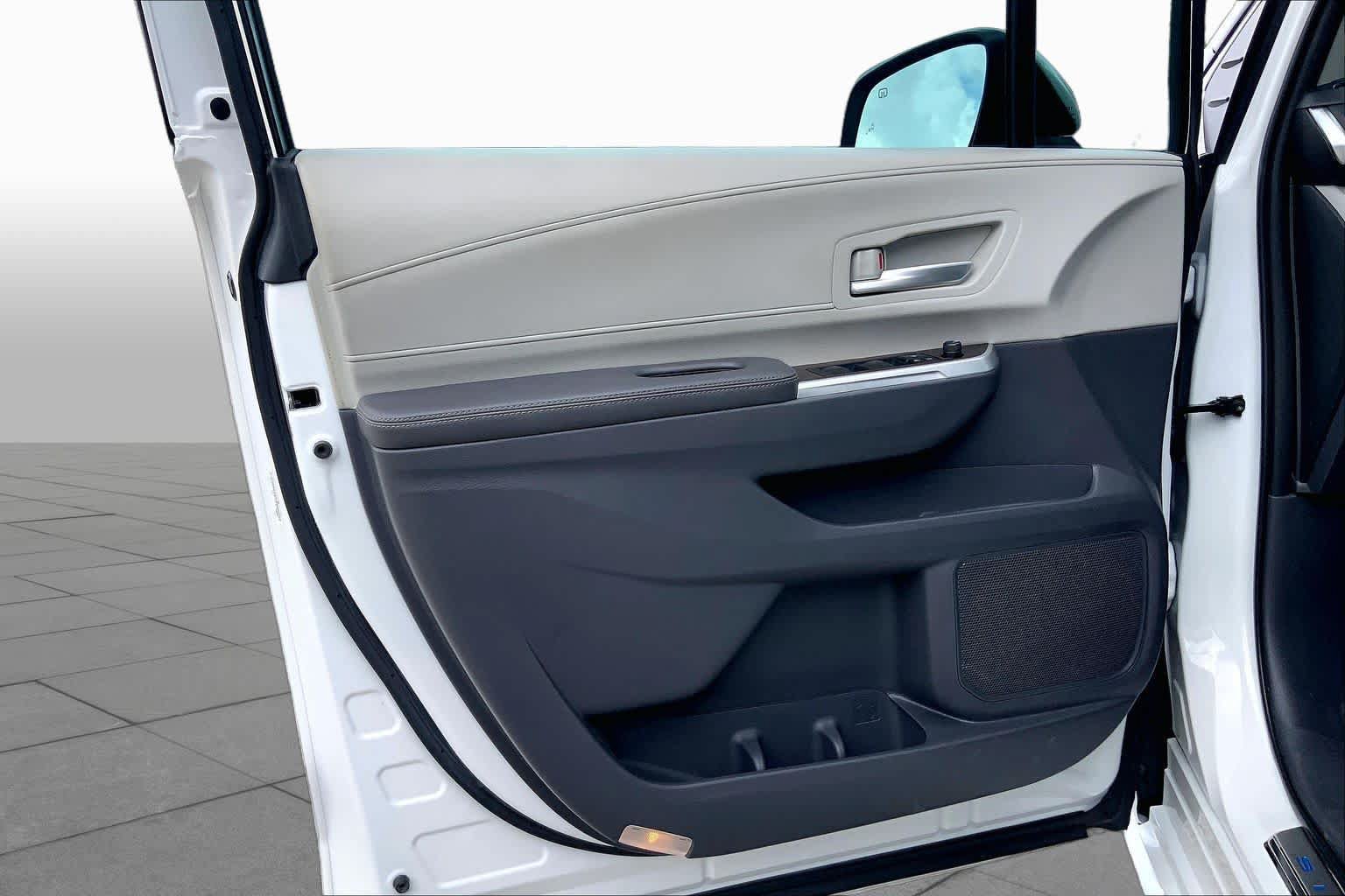 Used 2022 Toyota Sienna XLE FWD image 21