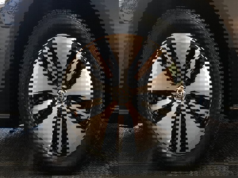 Used 2017 Volkswagen e-Golf SE w/ DC Fast Charging Package image 18