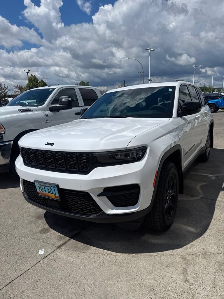 Used 2025 Jeep Grand Cherokee Altitude AWD/4WD image 4