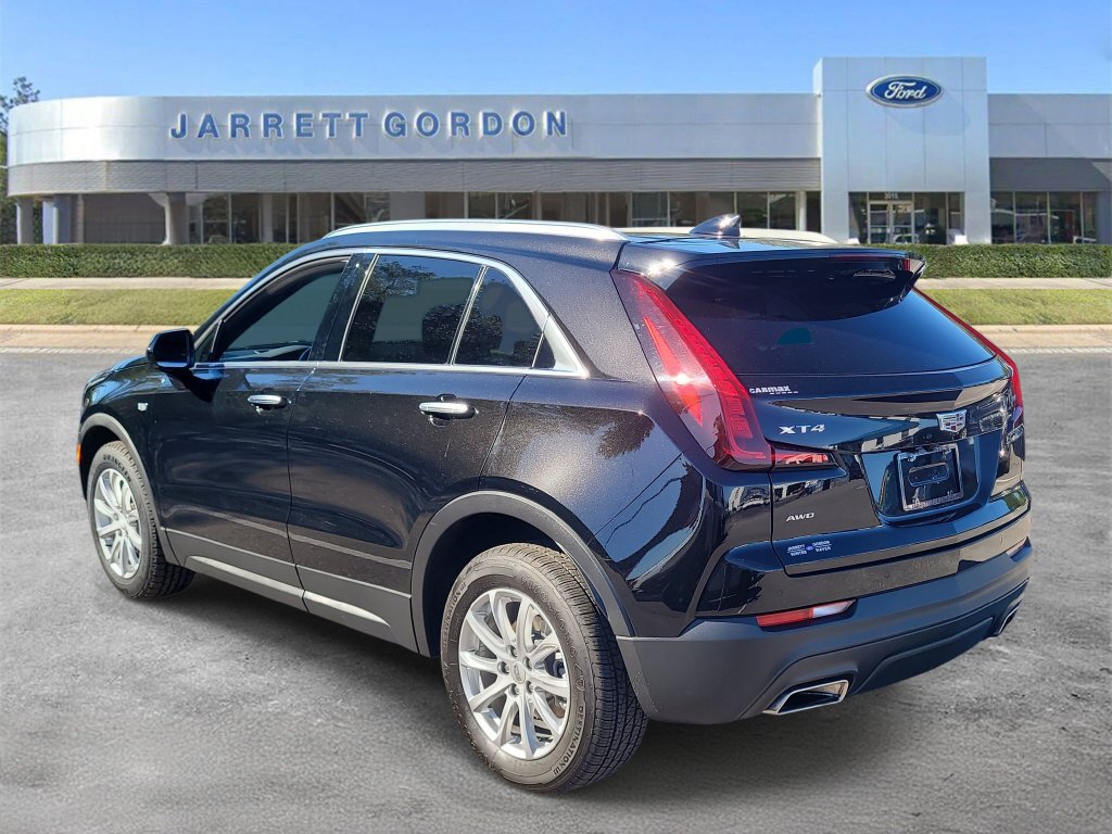 Used 2023 Cadillac XT4 Luxury w/ Cold Weather Package AWD/4WD image 3