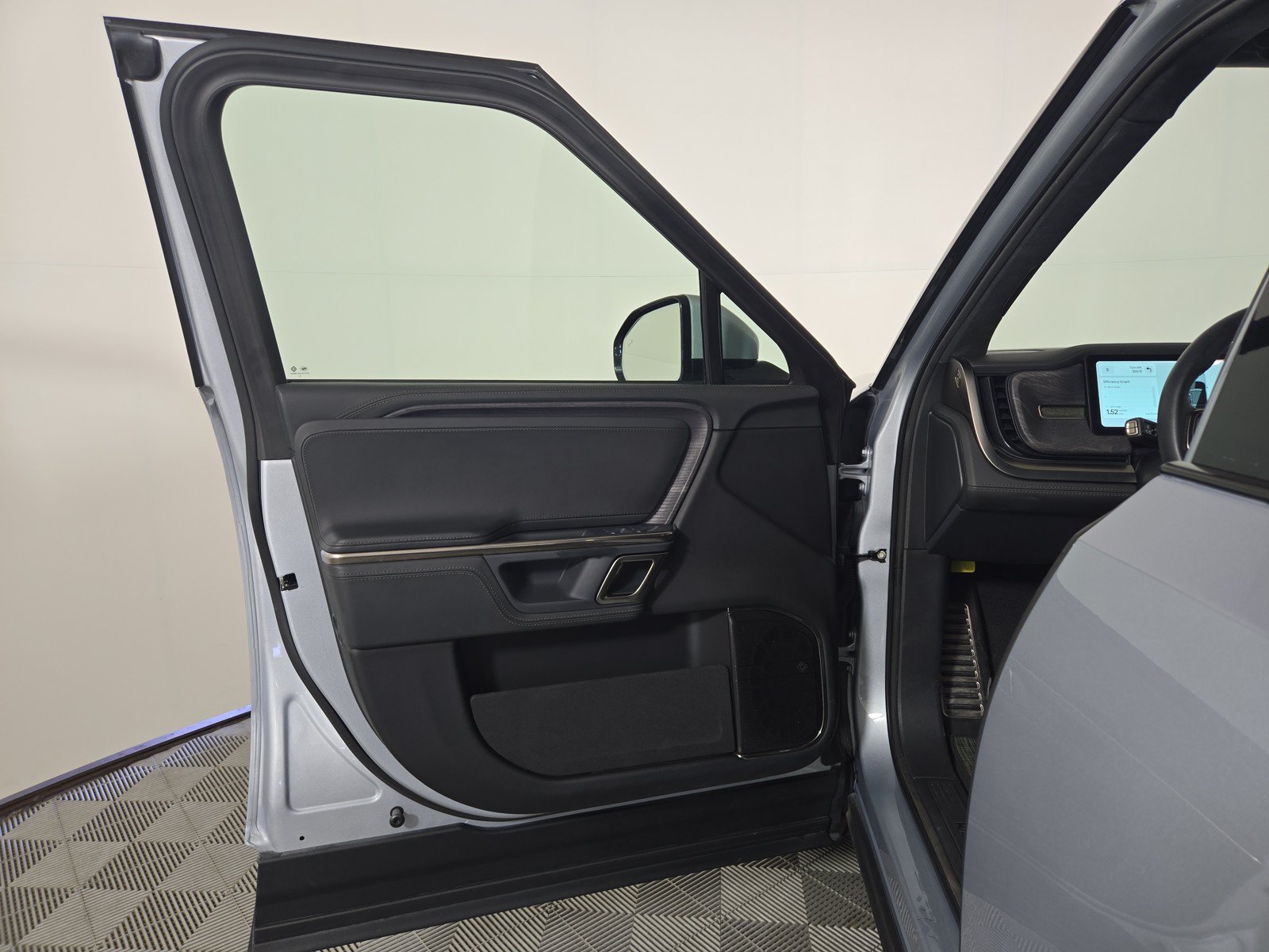 Used 2024 Rivian R1S Adventure AWD/4WD image 16