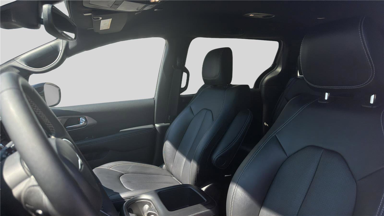 Used 2025 Chrysler Pacifica Select image 16
