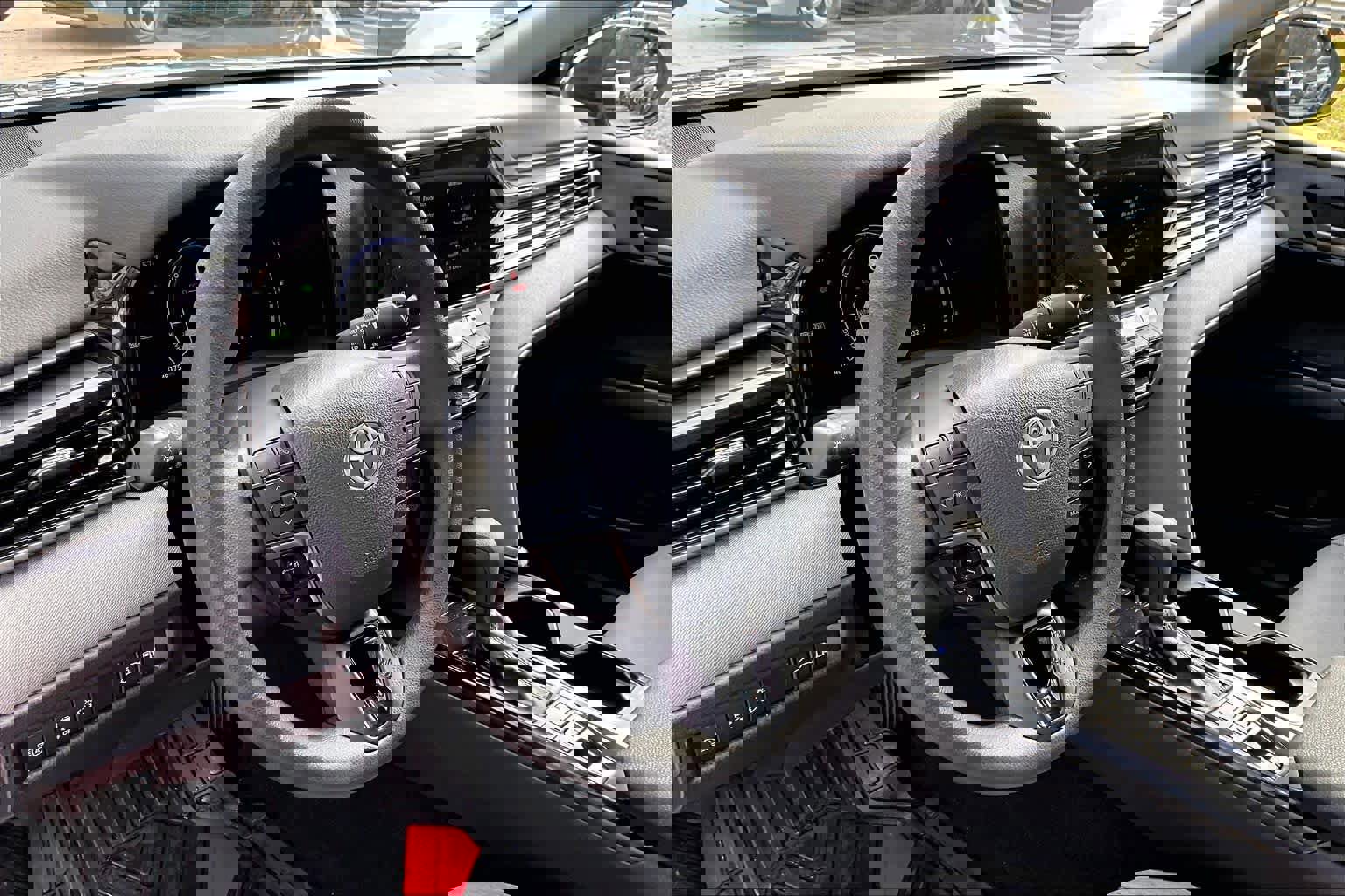 Used 2025 Toyota Camry LE w/ Convenience Package image 16