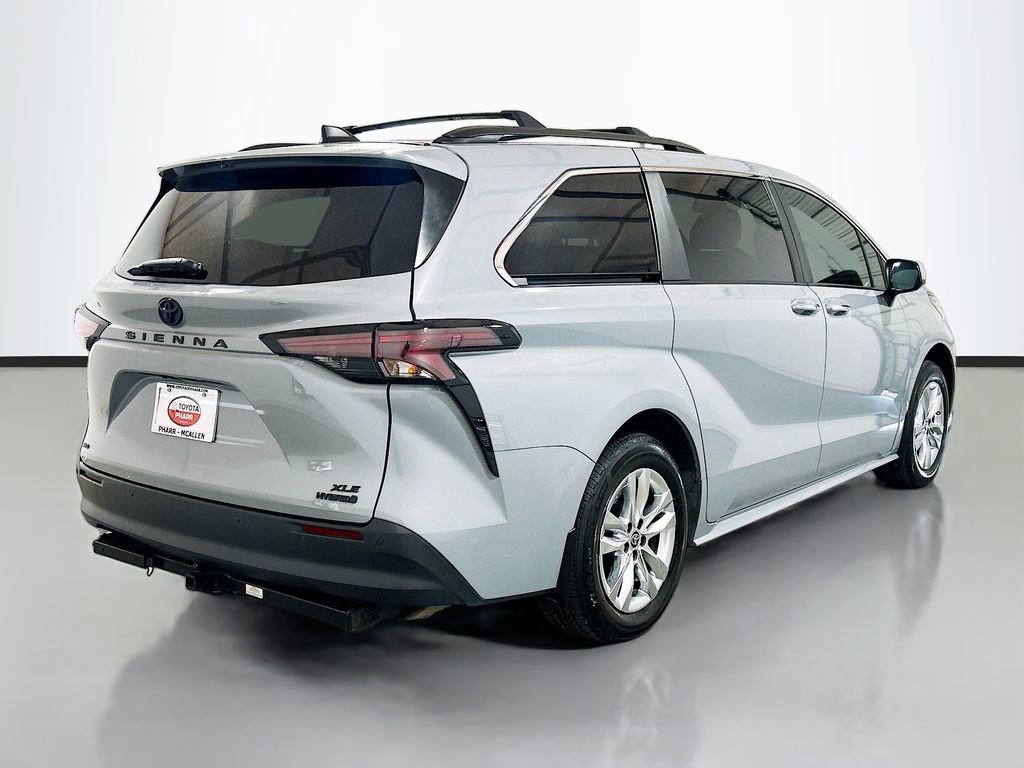 Used 2023 Toyota Sienna XLE Woodland Edition image 4