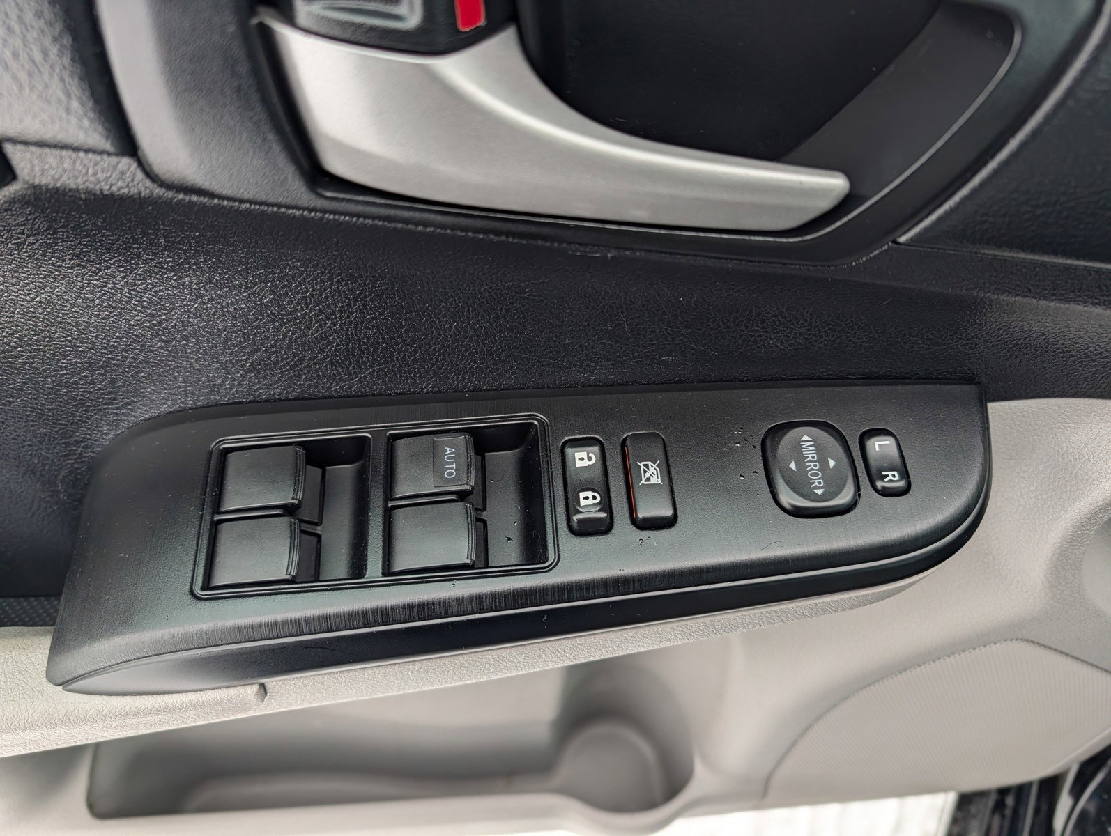 Used 2013 Toyota Camry LE image 19