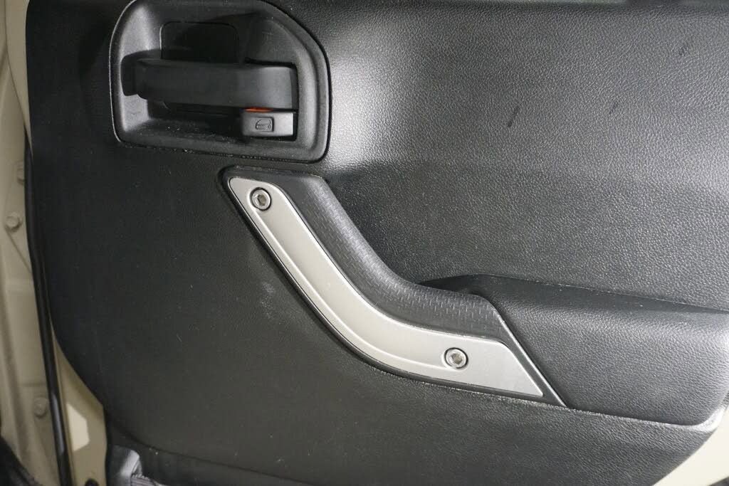 Used 2018 Jeep Wrangler Unlimited Rubicon w/ Connectivity Group image 24