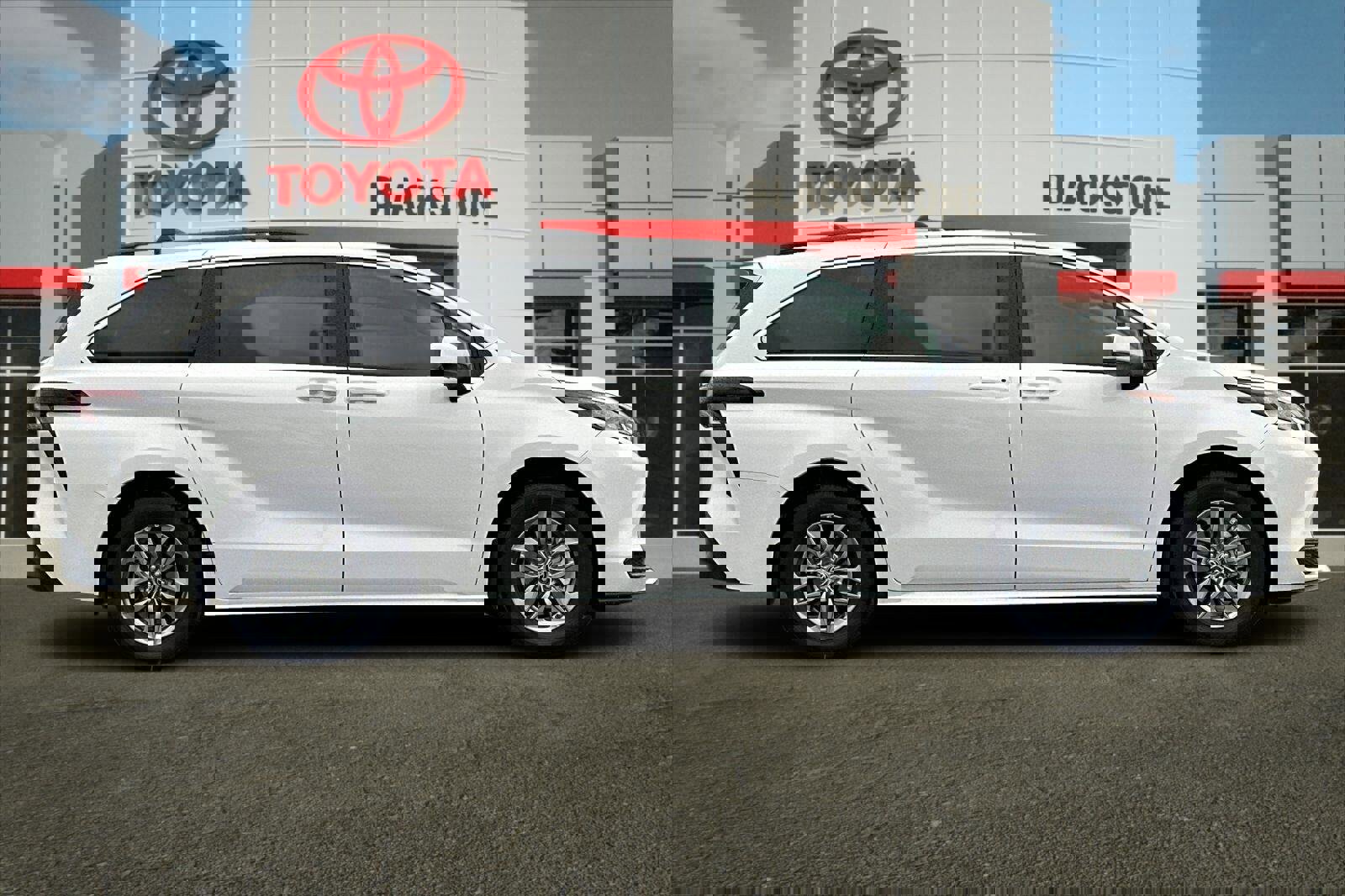 Used 2025 Toyota Sienna LE w/ LE Plus Package image 2