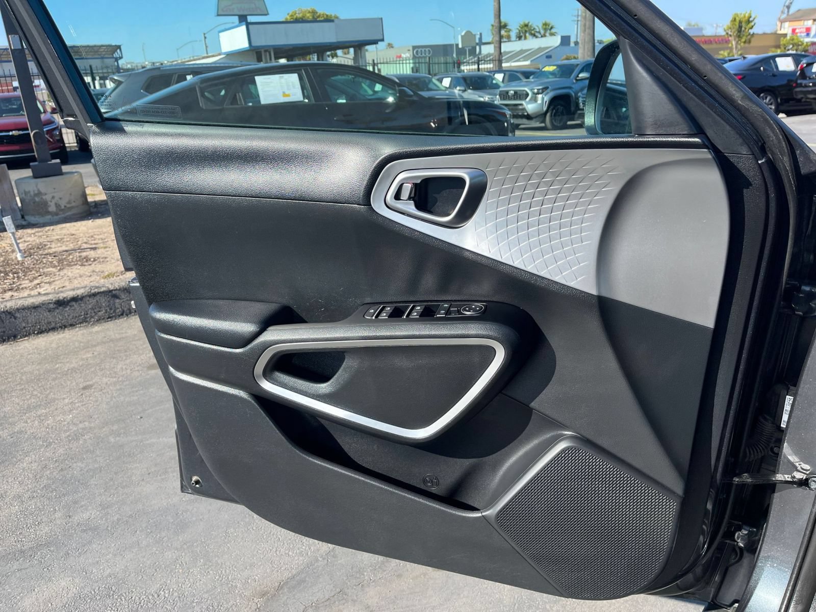 Used 2025 Kia Soul LX w/ LX Technology Package FWD image 18