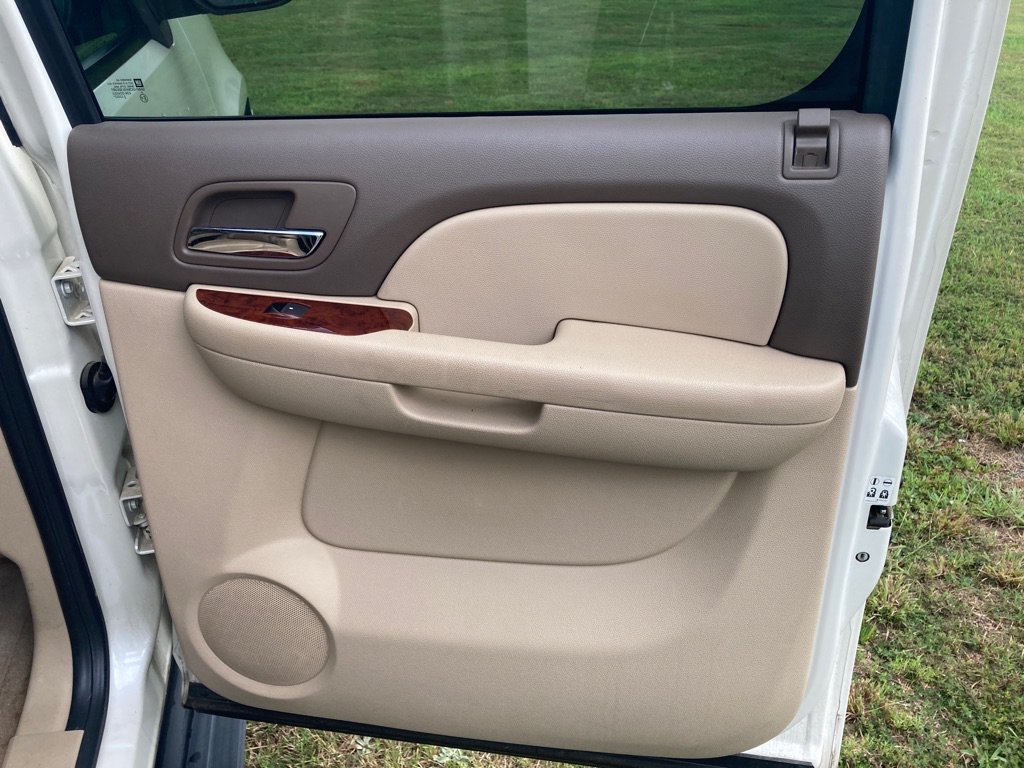 Used 2011 Chevrolet Suburban LTZ RWD image 14