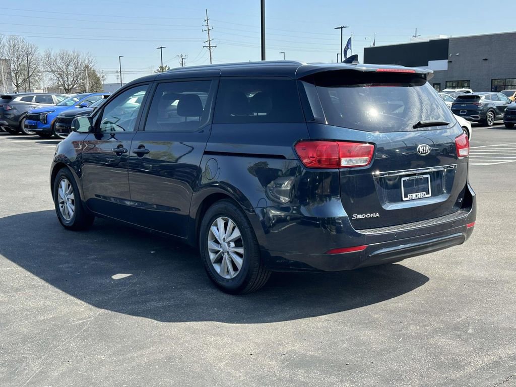 Used 2017 Kia Sedona LX w/ LX Essentials Premium Package image 4