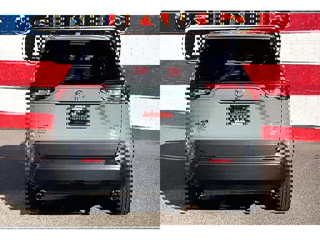 Used 2021 Toyota RAV4 XLE w/ Convenience Package image 4