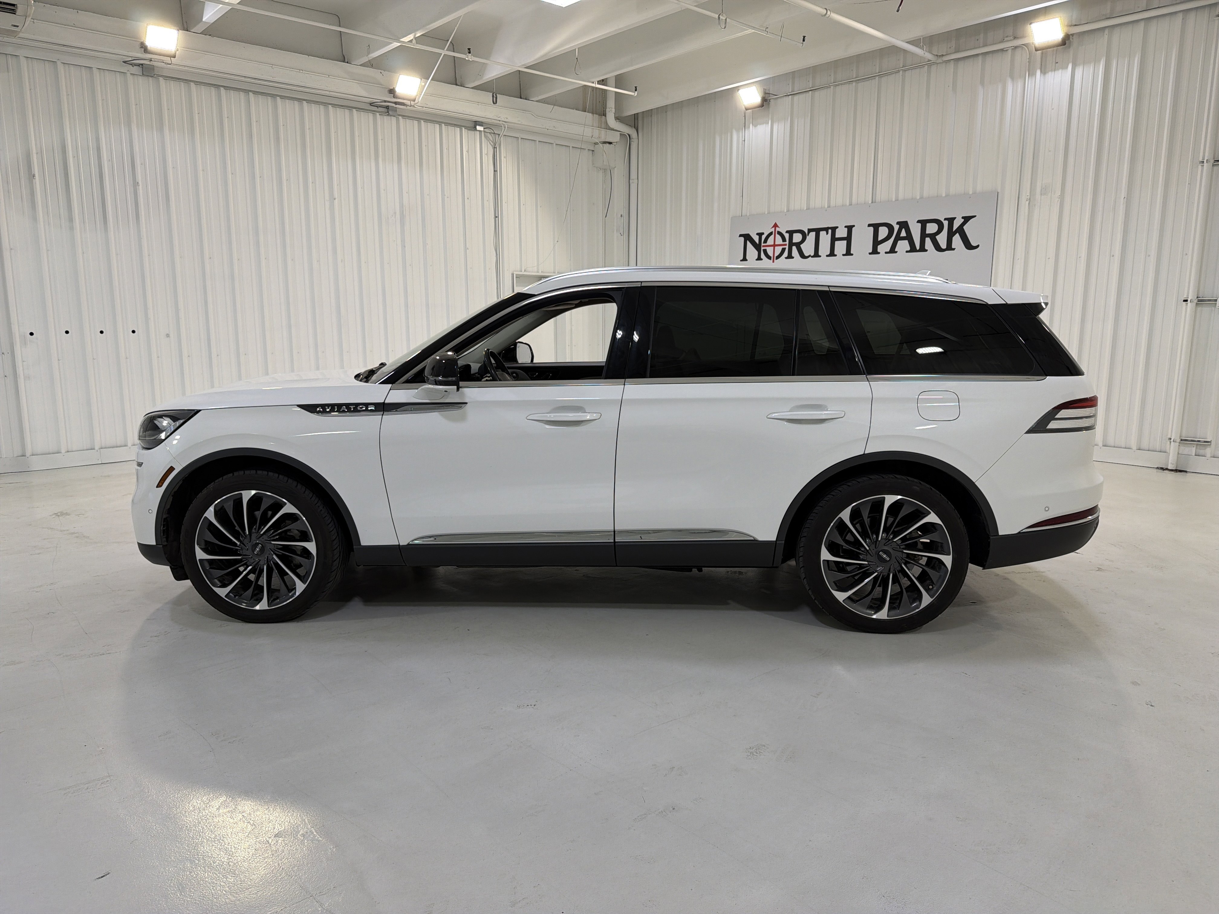 Used 2022 Lincoln Aviator Reserve w/ Equipment Group 201A image 2