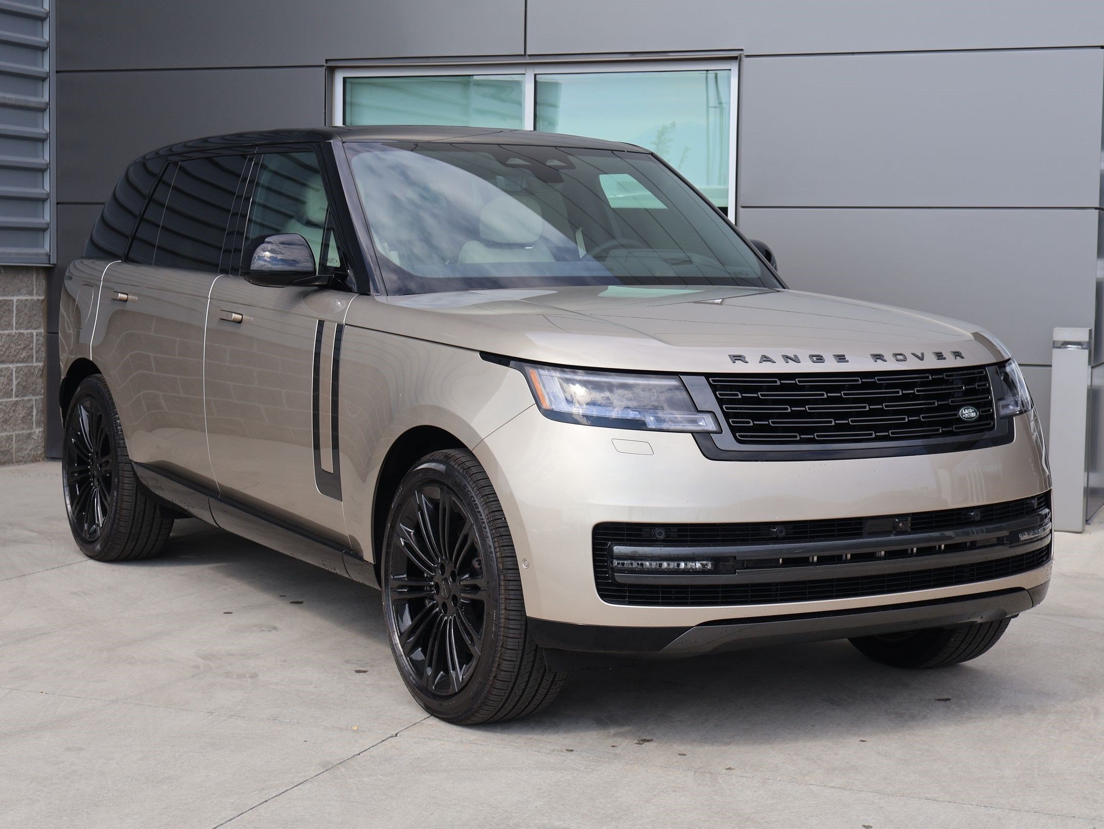 New 2026 Land Rover Range Rover Long Wheelbase SE AWD/4WD image 3