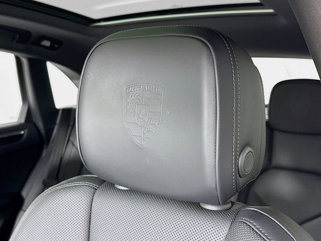 Certified 2025 Porsche Macan AWD/4WD image 14