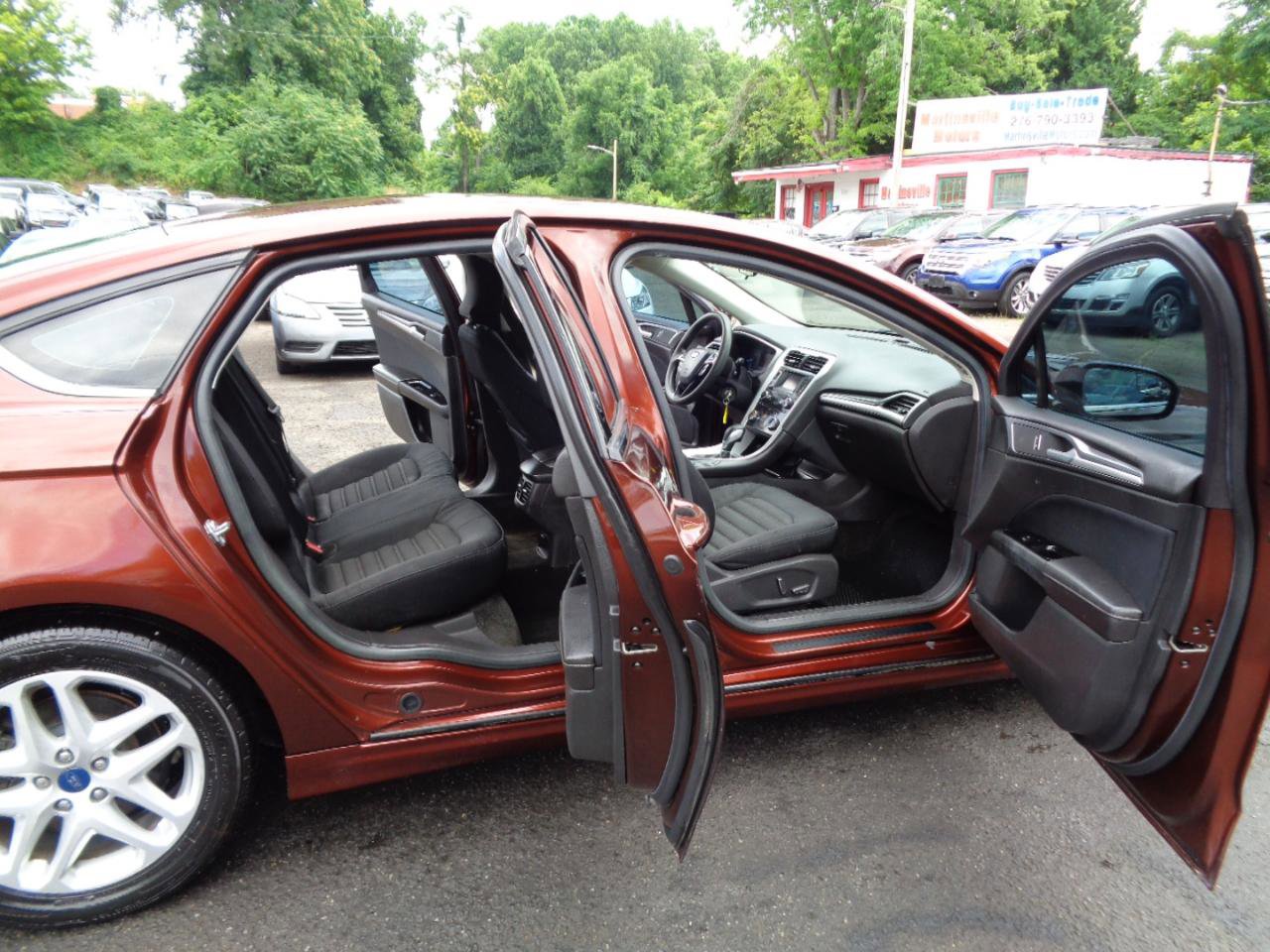 Used 2015 Ford Fusion SE FWD image 17