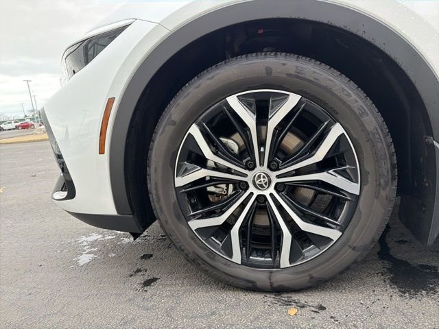 Used 2023 Toyota Crown Limited image 11