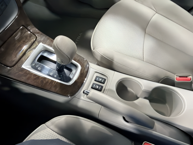 Used 2014 Nissan Sentra SL w/ Premium Package FWD image 24