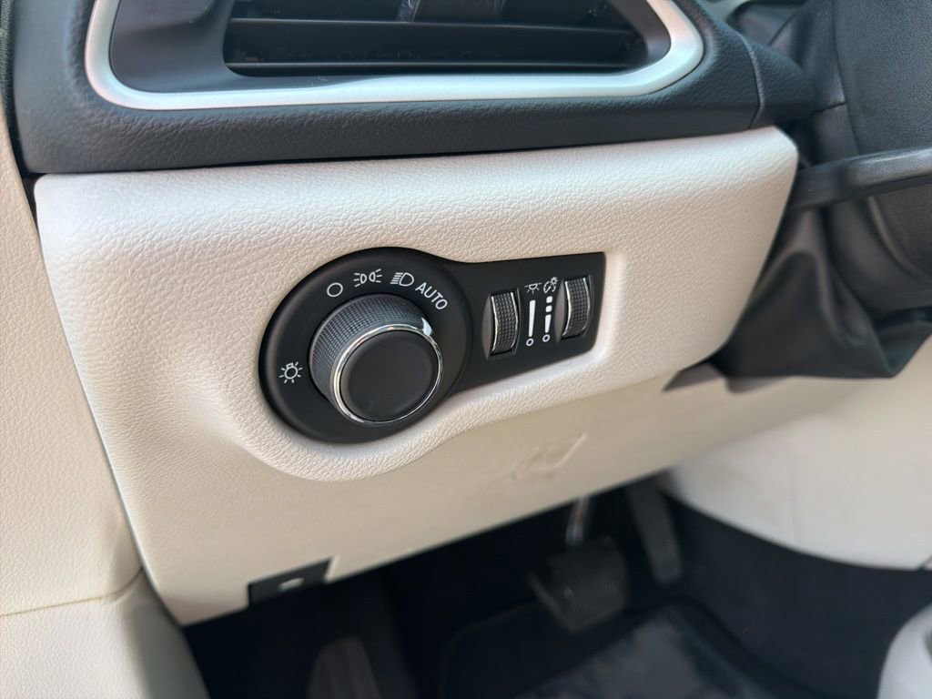 Used 2023 Chrysler Voyager LX image 15