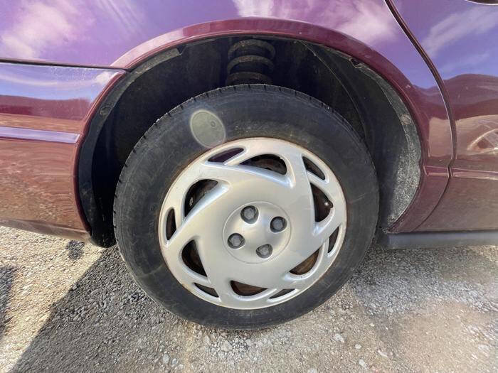 Used 2001 Saturn S-Series SL2 image 16