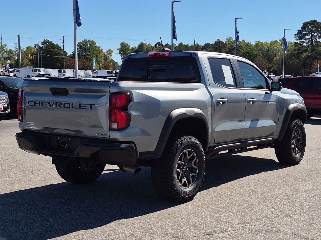 Used 2025 Chevrolet Colorado ZR2 w/ Technology Package AWD/4WD image 4