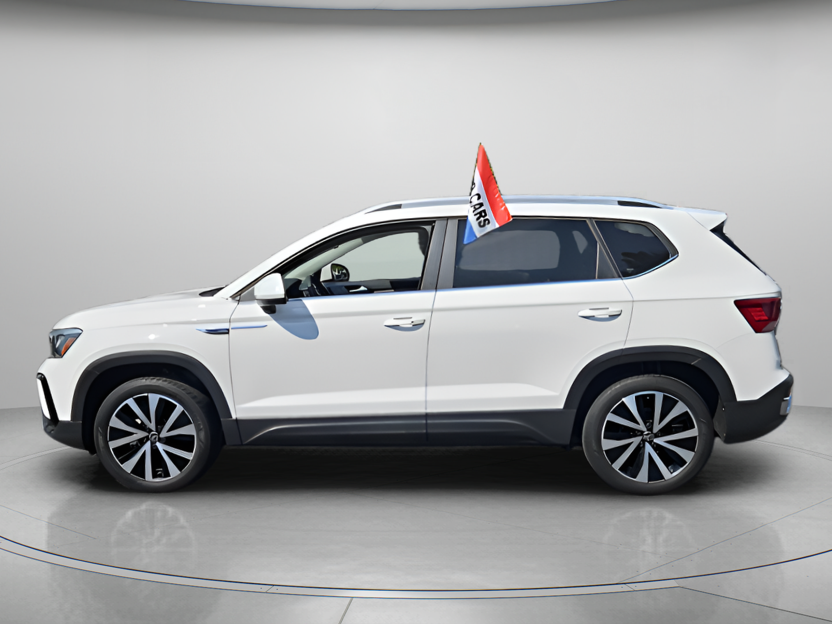 Used 2023 Volkswagen Taos SE w/ Panoramic Sunroof Package FWD image 2