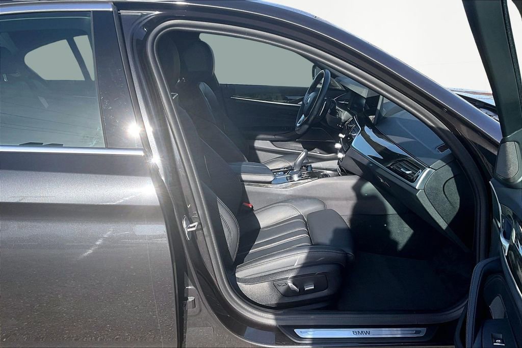 Used 2023 BMW 530e xDrive 530e iPerformance w/ Premium Package image 7