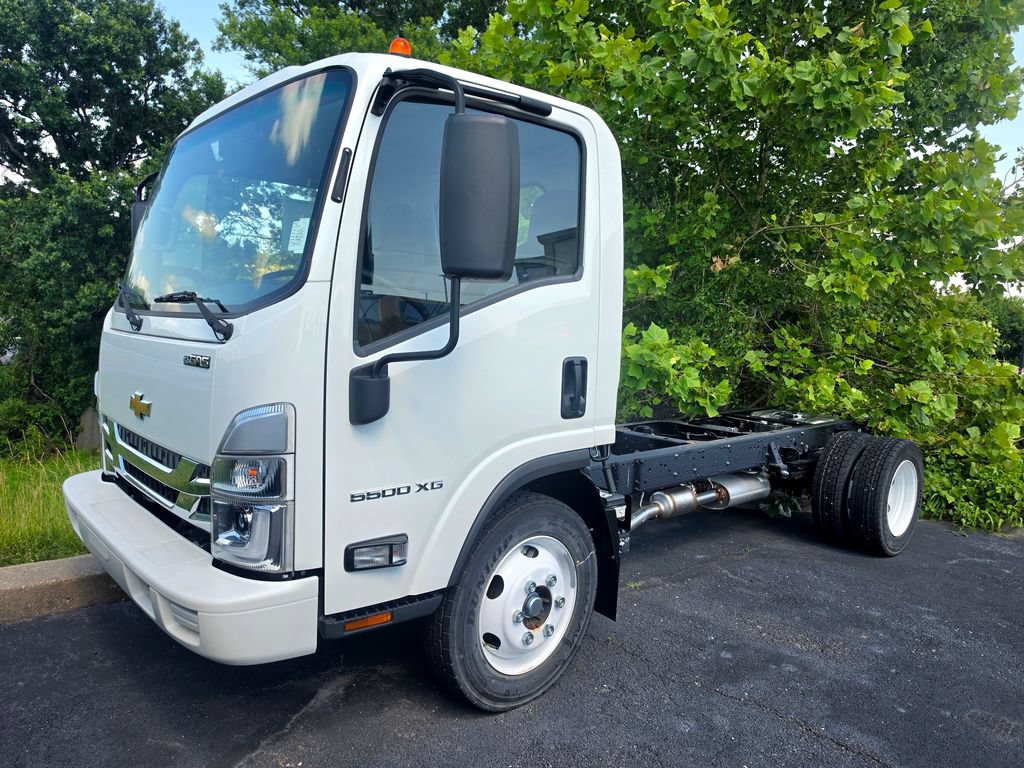 Used 2024 Chevrolet Low Cab Forward 5500XG RWD image 2
