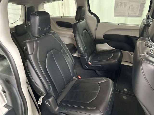 Used 2022 Chrysler Pacifica Touring-L image 17
