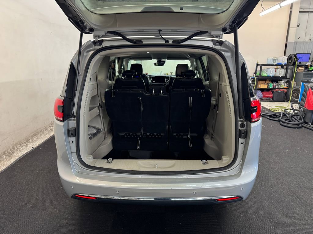 Used 2023 Chrysler Pacifica Touring-L image 6