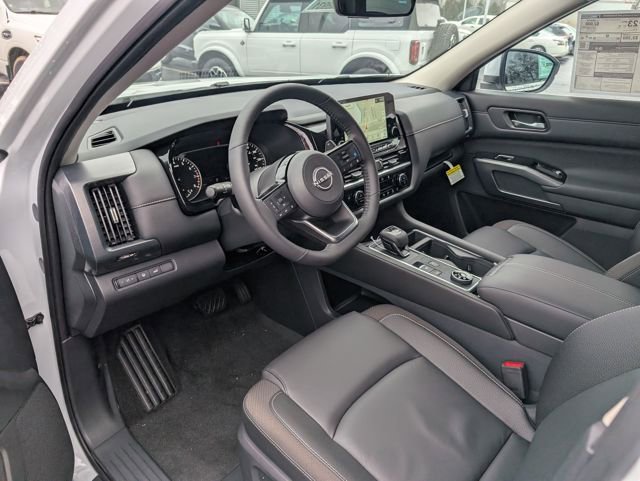 New 2025 Nissan Pathfinder SL w/ Black Appearance Package image 13